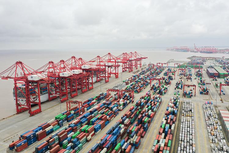 这是4月15日拍摄的上海洋山港集装箱码头(无人机照片).