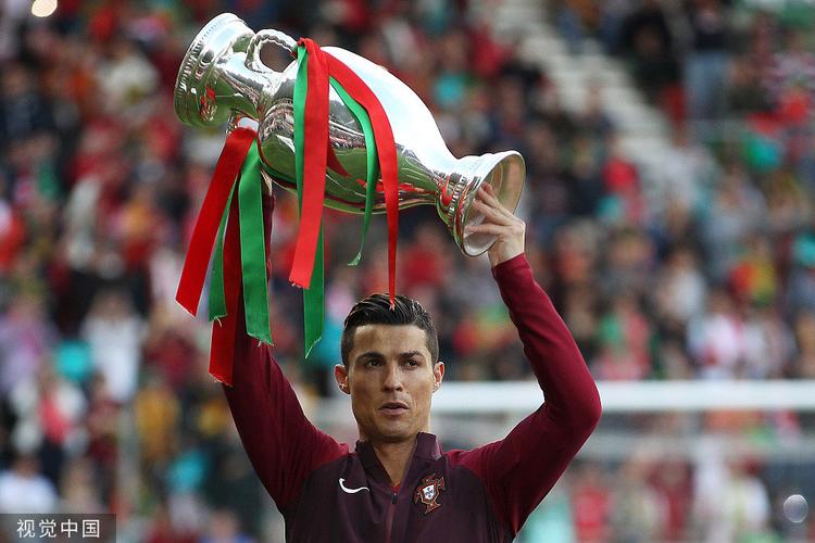 2016年,c罗和葡萄牙队欧洲杯夺冠.