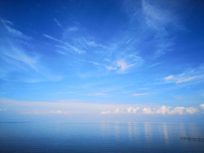 初到青海(●—●)来到水天一色的青海湖,置身于碧绿的湖水,湛蓝的天空