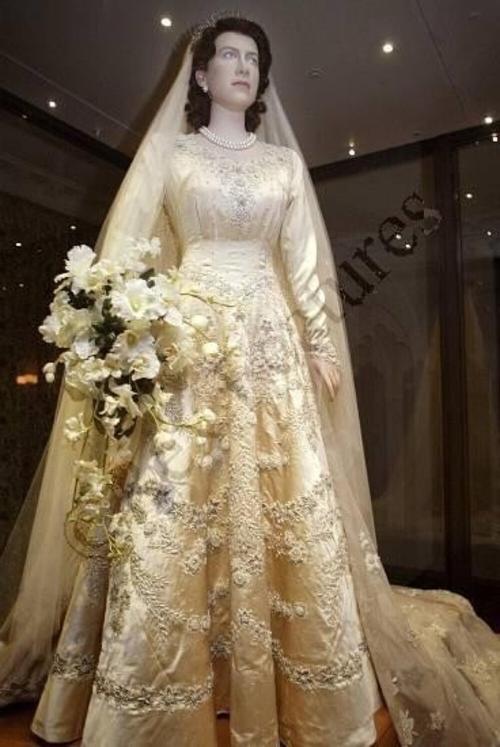 这款以文艺复兴概念设计的传统婚纱,象牙色的锦缎配上珍珠及水晶的