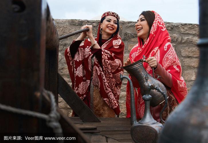 美丽的中东妇女穿着传统服装,在户外摆姿势