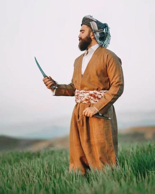 库尔德男子民族服饰,库尔德人是中东地区第四大民族. - 抖音