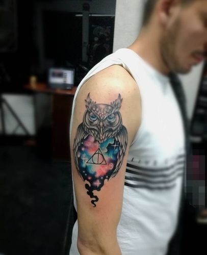 男生手臂上彩绘猫头鹰创意个性纹身图案