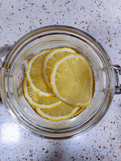 新鲜柠檬片泡水正确方法,新鲜的柠檬泡水要怎样喝才好