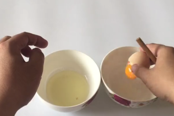 一根筷子快速分离蛋清蛋黄,再也不用蛋清分离器了,2分钟搞定!