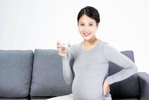 《中国居民膳食指南》建议孕妇一天的喝水量在1700~2000毫升左右,分为