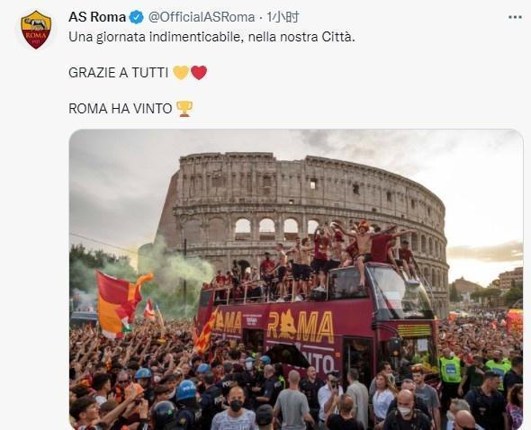 罗马球员在古罗马斗兽场前坐大巴游行与球迷庆祝夺冠