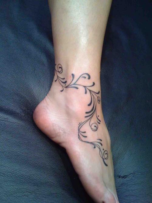 女生脚背上黑色线条创意唯美花体线条纹身图片