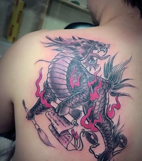 背部纹身之男生肩背部麒麟纹身图片分享