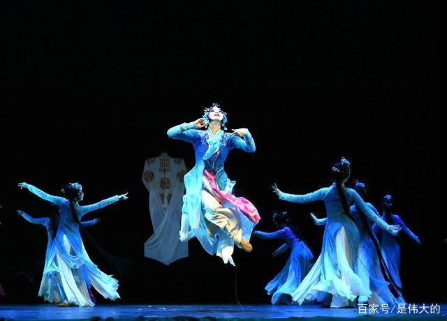 在戏曲舞台上,舞蹈是演员进行表演的必要手段