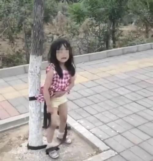 前段时间,一个小女孩被绑在树上的视频引起了人们的关注:但他们不知道