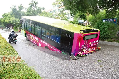 广西北海:暴雨致地面塌陷 公交车陷进大坑