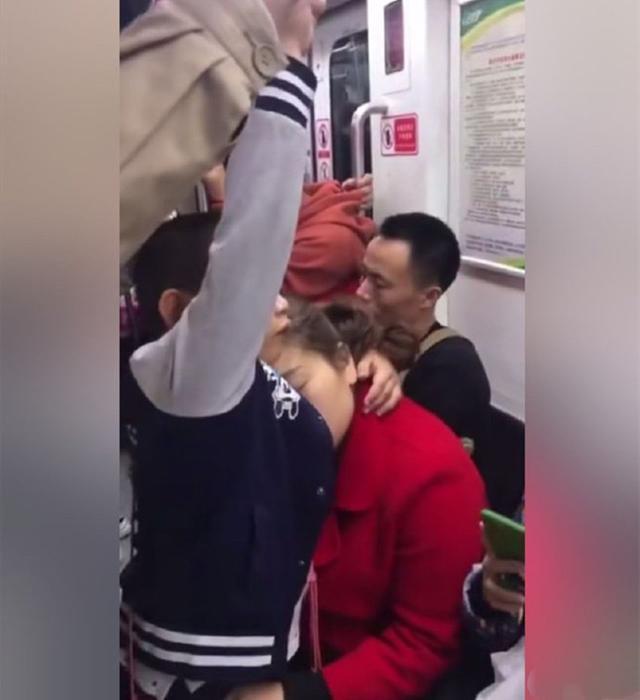 地铁男孩和妈妈生气视频