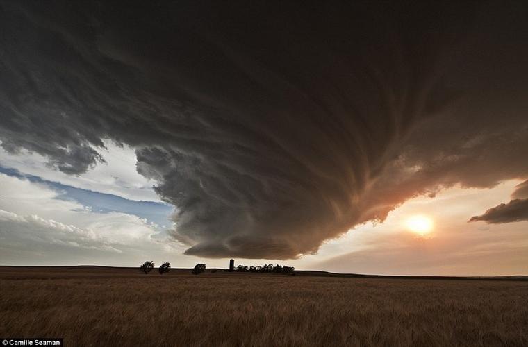 女摄影师追逐风暴 拍摄到壮观的龙卷风漩涡