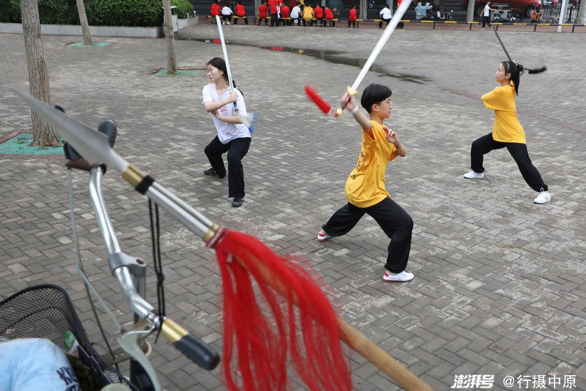 7月17日,青少年在河南省焦作市温县太极游园习练太极单剑.
