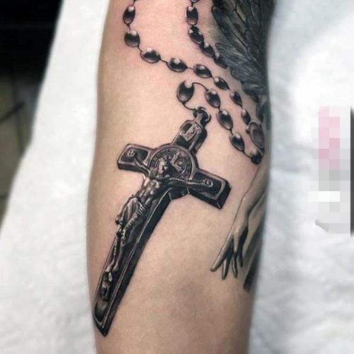 男生手臂上黑色点刺几何线条十字架纹身图案
