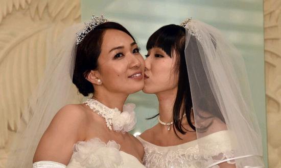 日本女同志同穿婚纱举办婚礼组图