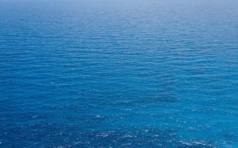 清澈蔚蓝的大海风景桌面壁纸