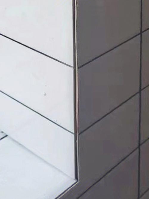 侧边势必会露出来,常见处理的方式有两种,瓷砖倒角处理和安装护角条