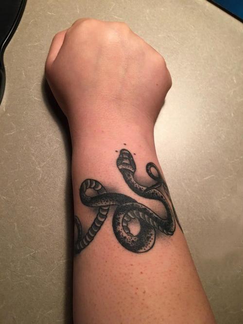 男生手臂上黑色点刺抽象线条小动物蛇纹身图案