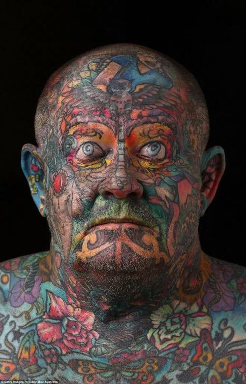 全世界纹身最多的男人这些刺青记录了他的罪行和悔恨