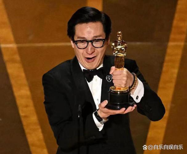 51岁的亚裔男星关继威13日夺下奥斯卡最佳男配角奖,他除了感谢《瞬息