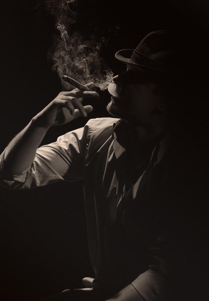 抽烟的男人在黑暗中