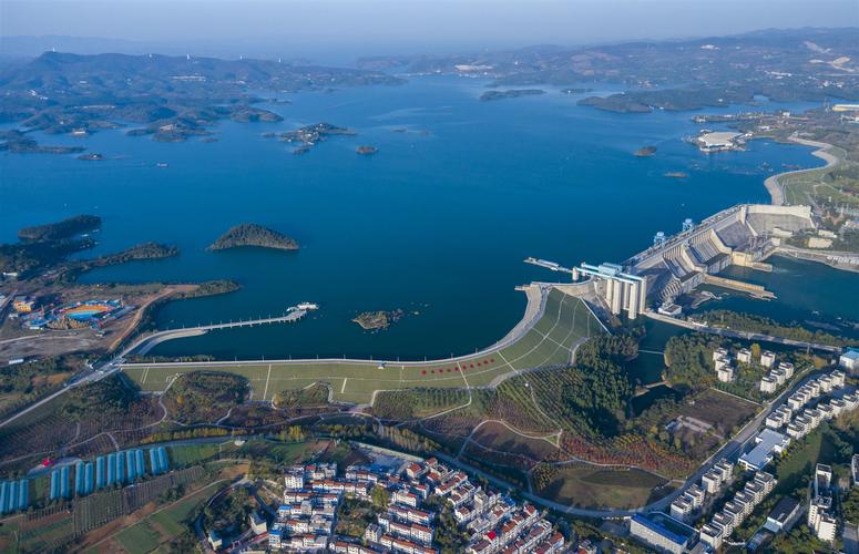 丹江口大坝展新姿汉江集团公司管理的丹江口水利枢纽工程位于湖北省
