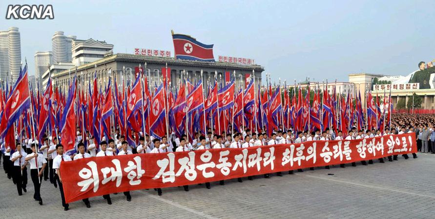 6月25日,朝鲜平壤市群众在金日成广场举行