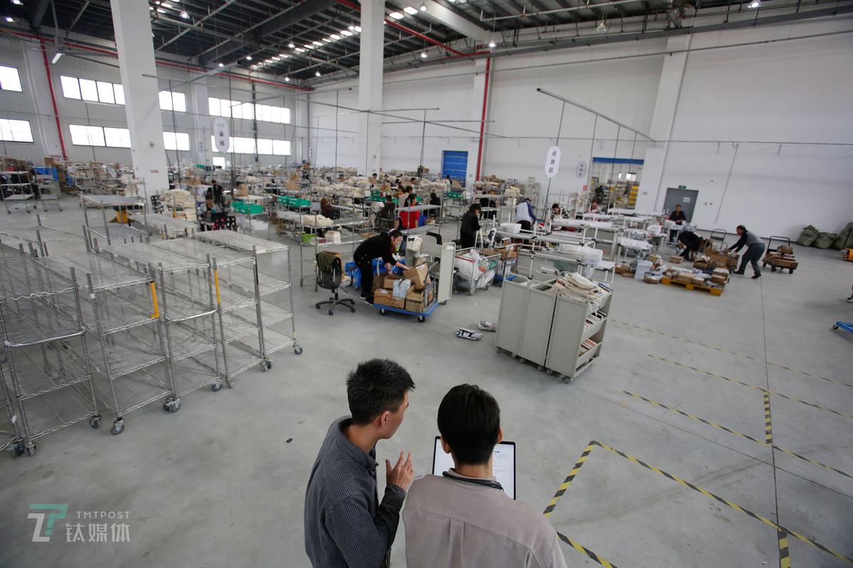 2018年10月17日,天津市武清区多抓鱼翻新工厂,两名工作人员在探讨流程
