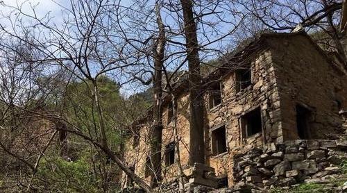 封门村,又名风门村,位于河南省焦作沁阳市郊外,从1981年开始由于自然
