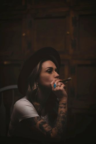 外国纹身抽烟美女图片