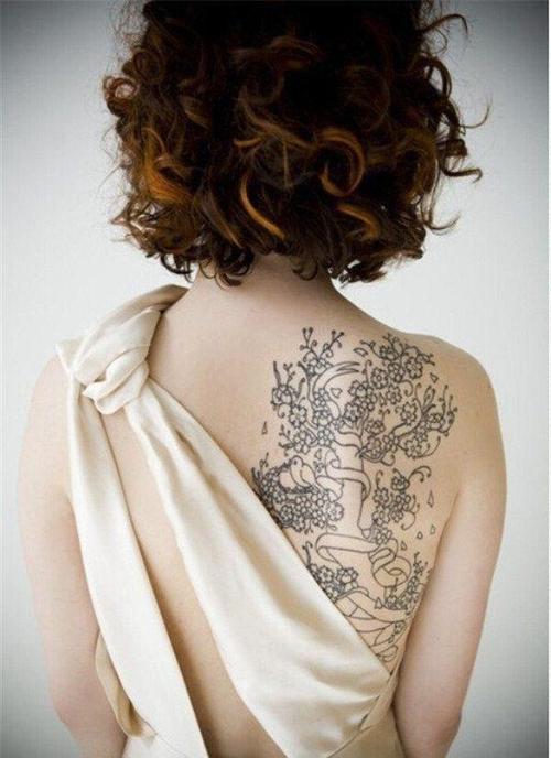 女生背部纹身图案