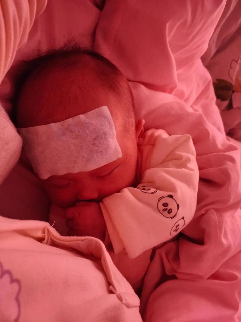 3个月大的宝宝感染了新冠.宝宝高烧不退,脸蛋烧的通红,睡不了 - 抖音