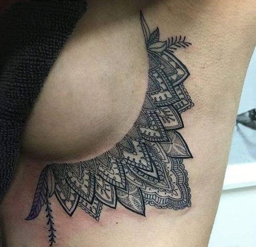 花臂纹身女性侧肋上传统风格曼陀罗花图案纹身