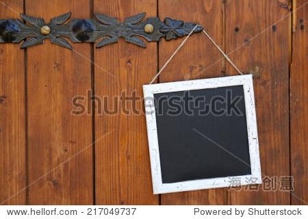 signboard hanging on wooden door - 图片素材 - 站酷海洛plus正版