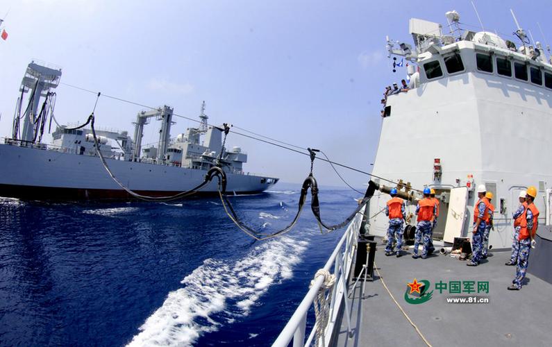 中国海军驱逐舰支队南海训练多向补给