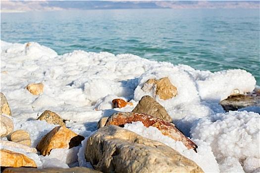死海为什么有那么多盐