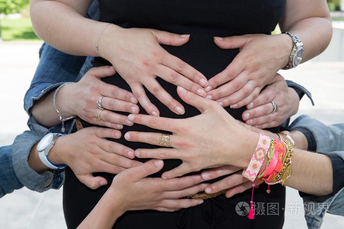 怀孕女性摸她的肚子用手的人
