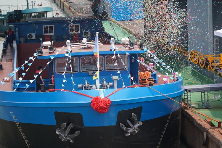 长江流域首艘千吨级纯电动货船在江苏常州试航