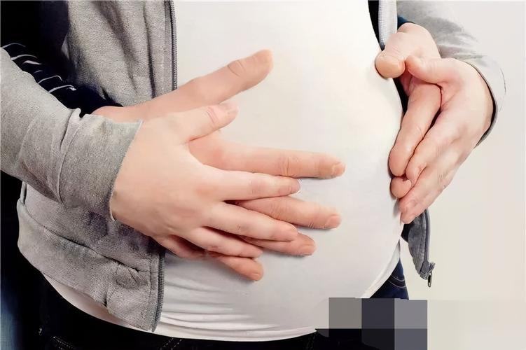怀孕6个月孕妇的肚子变得一半软一半硬背后的原因有这2个
