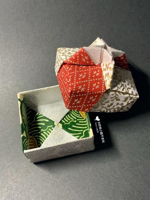 折纸正方形礼盒