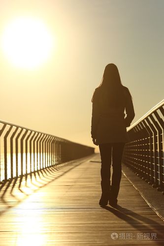 独自走在日落时的伤心女人剪影照片-正版商用图片1k4klv-摄图新视界