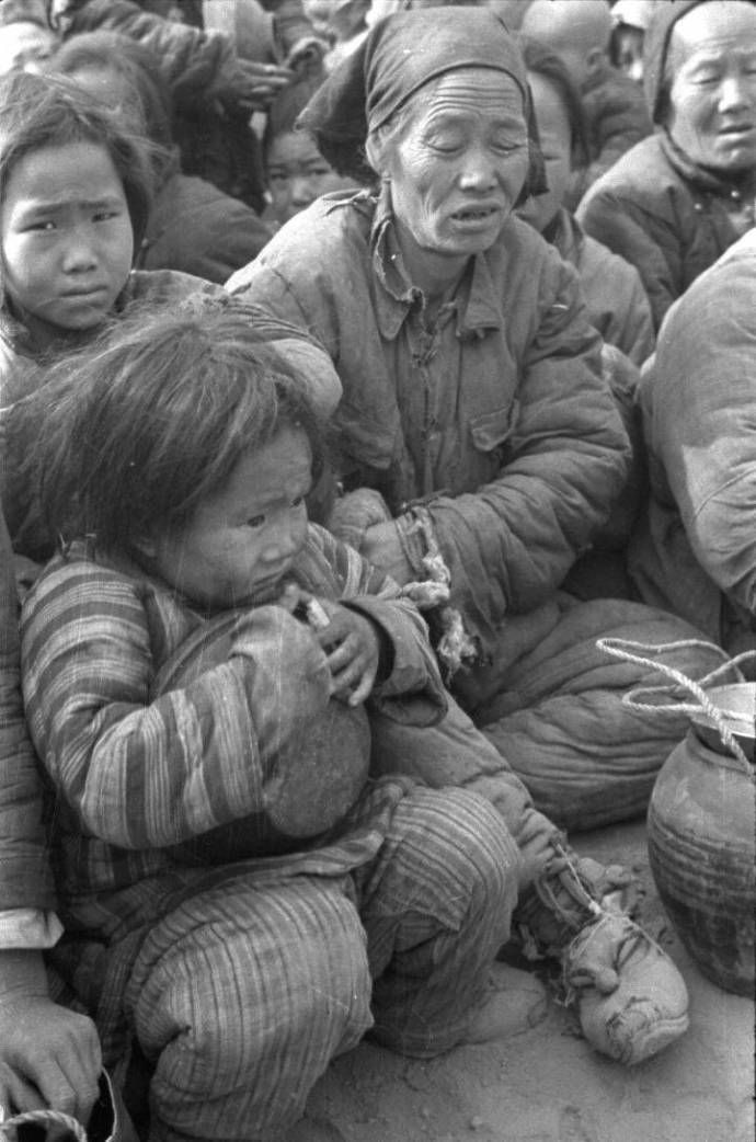 纪实老照片,还原河南1942大饥荒,触目惊心!比电影中还惨