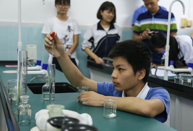 中考我校组织九年级学生参加深圳市2017年物理化学实验操作考核