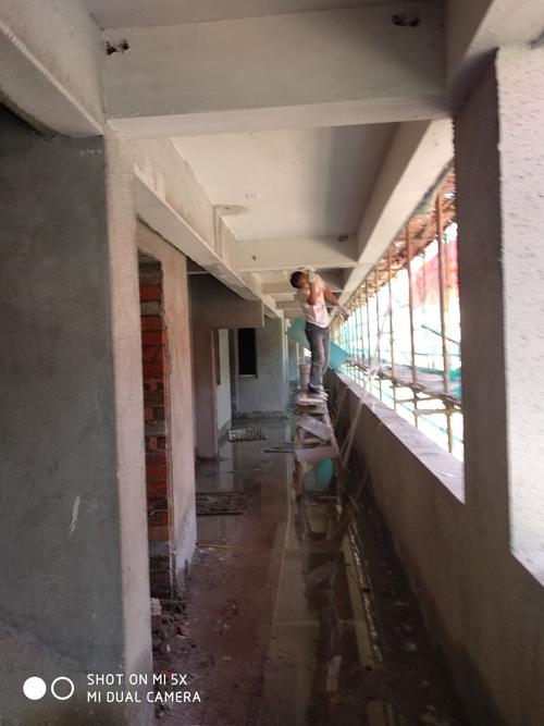2#楼外墙油漆喷涂,工人5人,走廊顶批腻子,工人2人,斜屋面盖瓦,6层外架