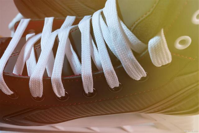 这种系法使用两根不同颜色的鞋带会比较好看,两根鞋带需要打结后穿出