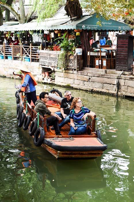 游客们在苏州市吴江区同里古镇乘船游玩(10月31日摄).