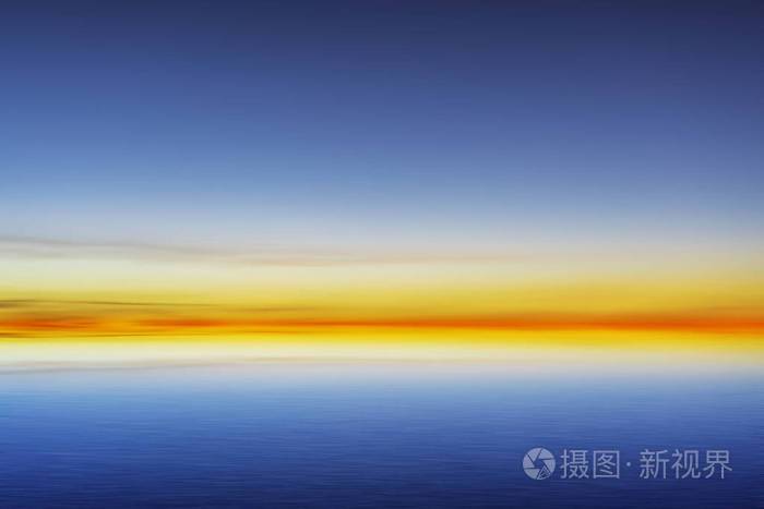 美丽的蓝天日落后的海洋背景橙色和蓝色天空的自然梯度