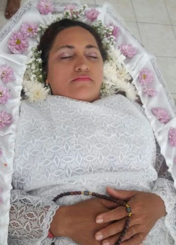 巴西女子为自己举办一场葬礼